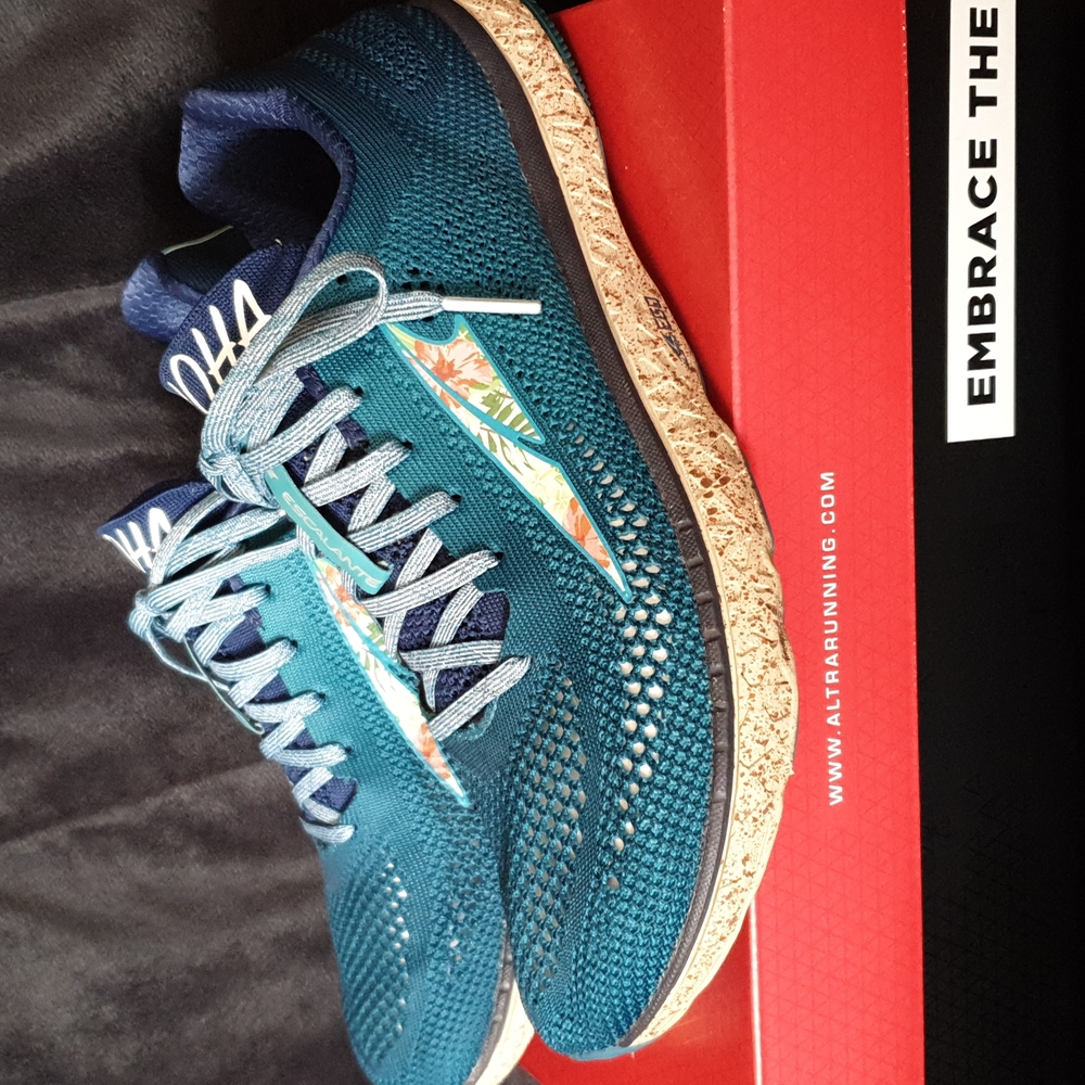 Altra Escalante Racer Aloha 10.5